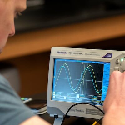 Students work in the physics lab with professor Mike McCracken in Swanson Science Center September 26, 2018.